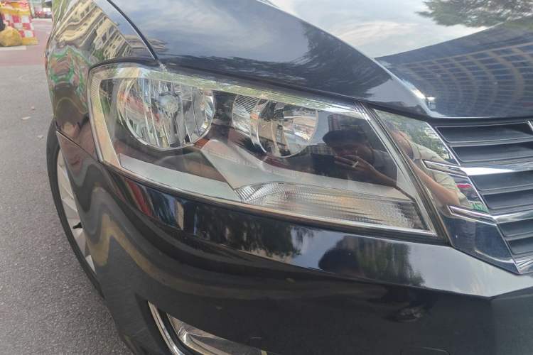 Used Volkswagen Lavida 2013 Restyled Classic 1.6L Automatic Comfort Edition Right Front Headlight