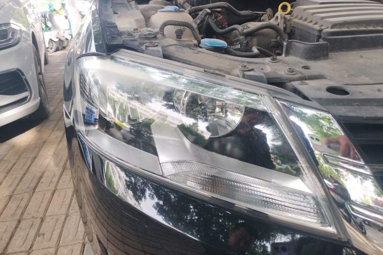 Used Volkswagen Lavida 2013 Revised Classic 1.6L Automatic Fashion Edition Right Front Headlight
