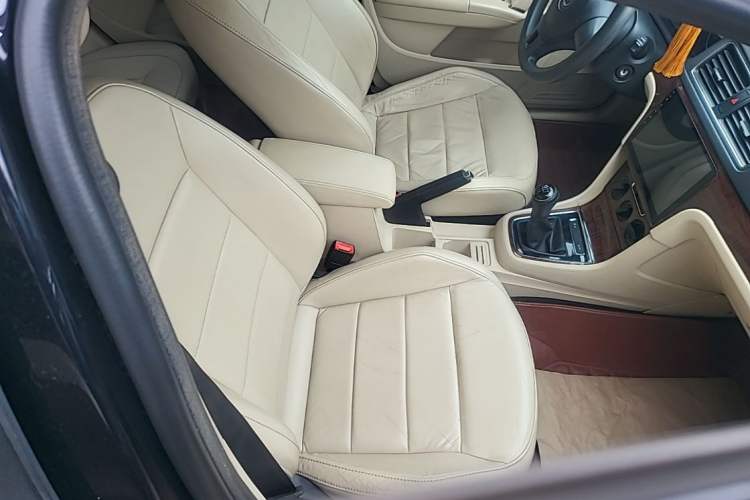Used Volkswagen Lavida 2013 Revised Version 1.4 TSI Manual Comfort Edition Right Front Seat