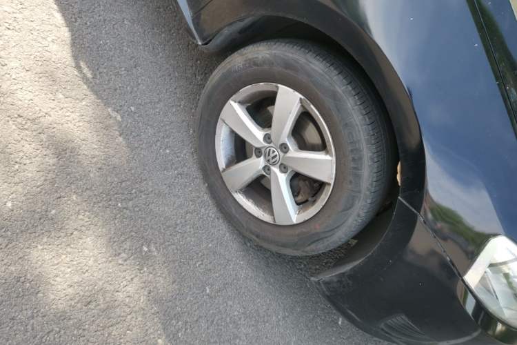 Used Volkswagen Lavida 2013 Revised Classic 1.6L Automatic Fashion Edition Right Front Wheel Hub