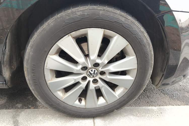 Used Volkswagen Lavida 2013 Revised Version 1.4 TSI Manual Comfort Edition Right Front Wheel Hub
