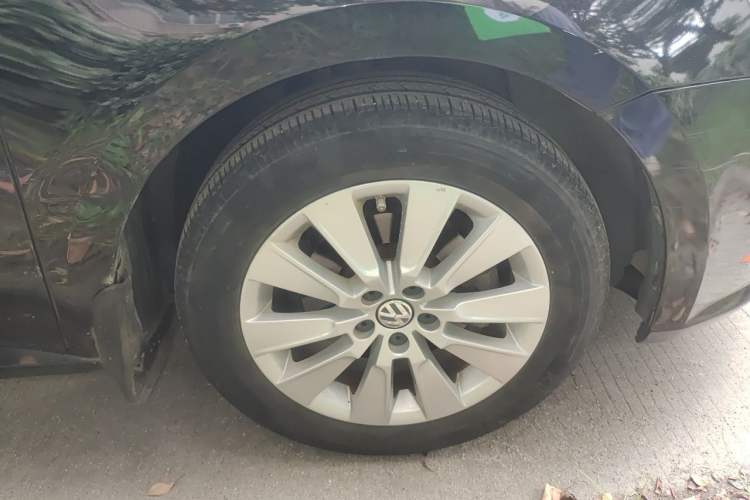 Used Volkswagen Lavida 2013 Restyled Classic 1.6L Manual Comfort Edition Right Front Wheel Hub