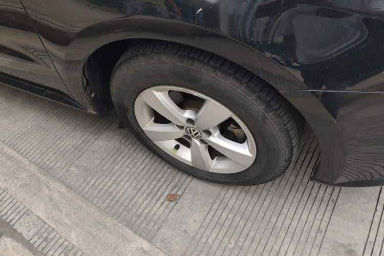 Used Volkswagen Lavida 2013 Revised Classic 1.6L Automatic Fashion Edition Right Front Wheel Hub