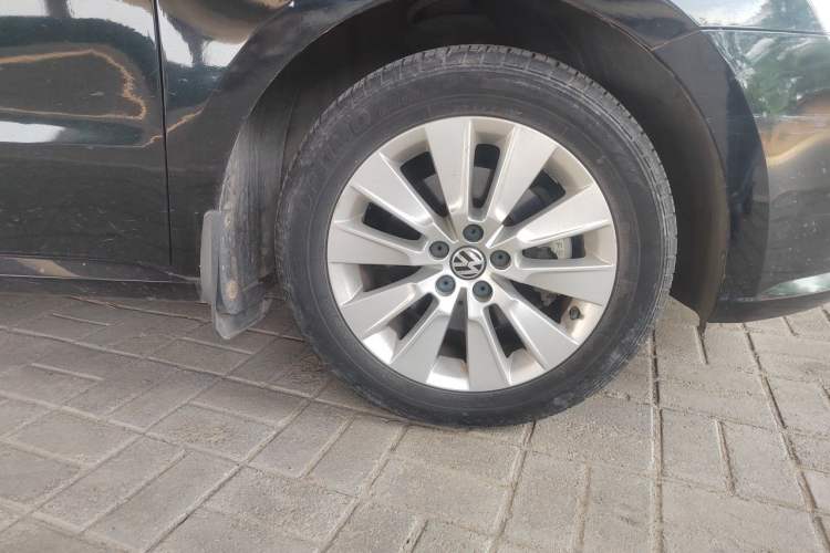 Used Volkswagen Lavida 2013 Restyled Classic 1.6L Manual Comfort Edition Right Front Wheel Hub