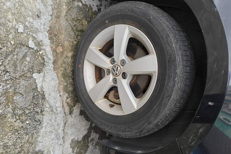Used Volkswagen Lavida 2013 Revised Classic 1.6L Manual Fashion Edition Right Front Wheel Hub