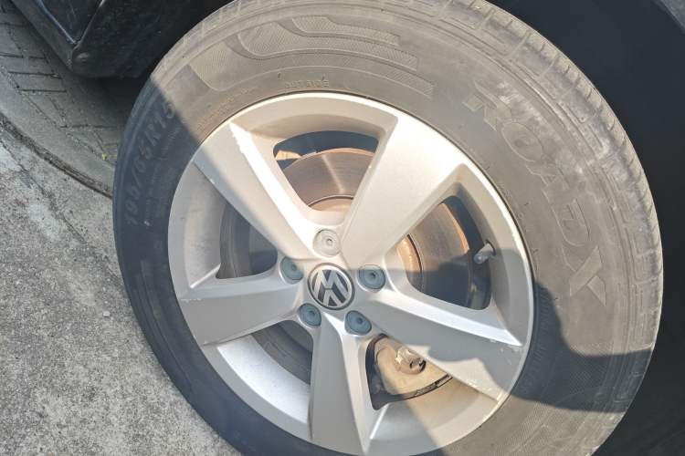 Used Volkswagen Lavida 2013 Revised Classic 1.6L Automatic Fashion Edition Right Front Wheel Hub