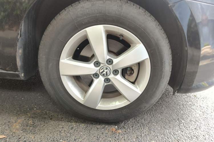 Used Volkswagen Lavida 2013 Revised Classic 1.6L Manual Fashion Edition Right Front Wheel Hub