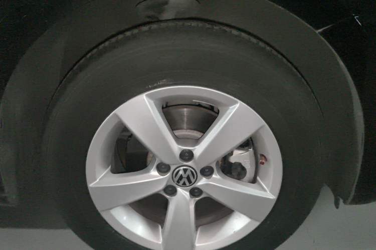 Used Volkswagen Lavida 2013 Revised Classic 1.6L Automatic Fashion Edition Right Front Wheel Hub