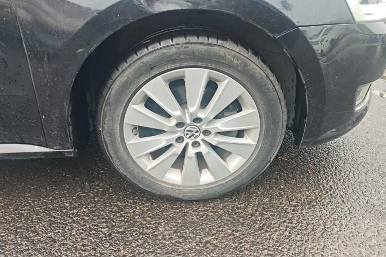 Used Volkswagen Lavida 2013 1.6L Manual Comfort Edition Right Front Wheel Hub