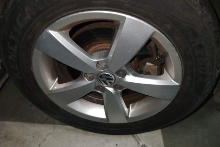 Used Volkswagen Lavida 2013 Revised Classic 1.6L Manual Fashion Edition Right Front Wheel Hub