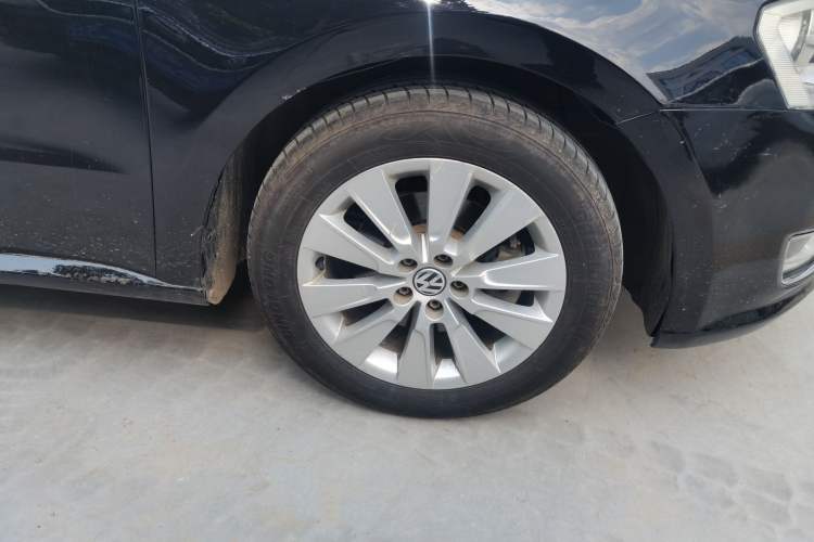 Used Volkswagen Lavida 2013 Restyled Classic 1.6L Manual Comfort Edition Right Front Wheel Hub