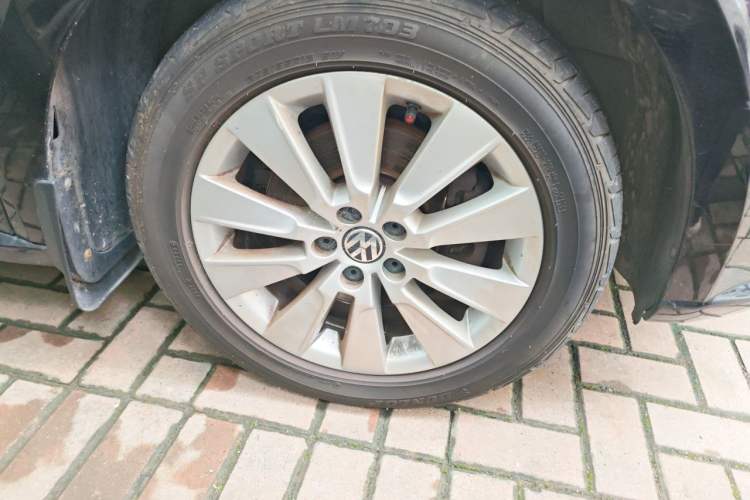 Used Volkswagen Lavida 2013 Revised Version 1.4 TSI DSG Comfort Edition Right Front Wheel Hub
