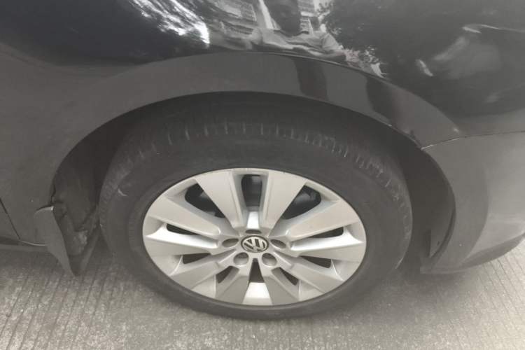 Used Volkswagen Lavida 2013 Restyled Classic 1.6L Manual Comfort Edition Right Front Wheel Hub