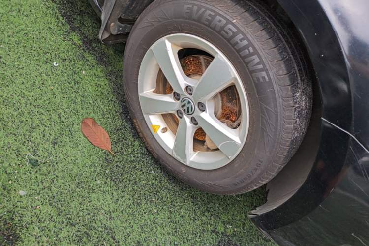 Used Volkswagen Lavida 2013 Revised Classic 1.6L Automatic Fashion Edition Right Front Wheel Hub