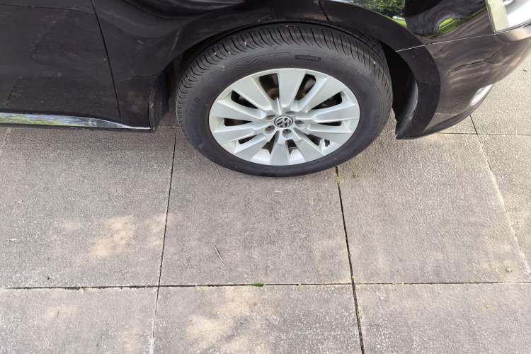 Used Volkswagen Lavida 2013 Revised Classic 1.6L Manual Fashion Edition Right Front Wheel Hub
