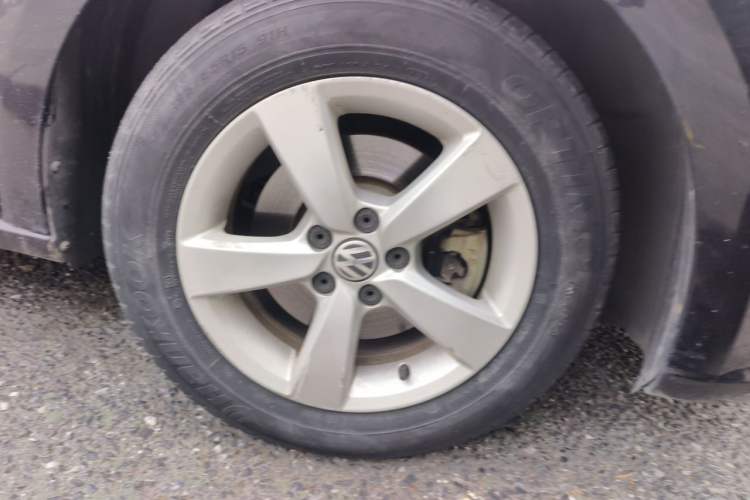 Used Volkswagen Lavida 2013 1.6L Automatic Fashion Edition Right Front Wheel Hub
