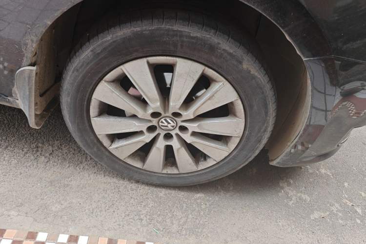 Used Volkswagen Lavida 2013 Restyled Classic 1.6L Manual Comfort Edition Right Front Wheel Hub