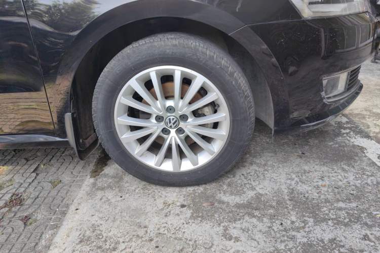 Used Volkswagen Lavida 2013 Revised Version 1.6L Automatic Luxury Edition Right Front Wheel Hub