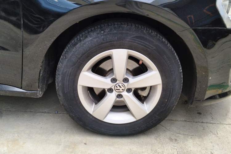 Used Volkswagen Lavida 2013 Revised Classic 1.6L Manual Fashion Edition Right Front Wheel Hub