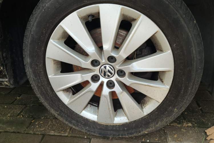 Used Volkswagen Lavida 2013 Revised Version 1.4 TSI Manual Comfort Edition Right Front Wheel Hub