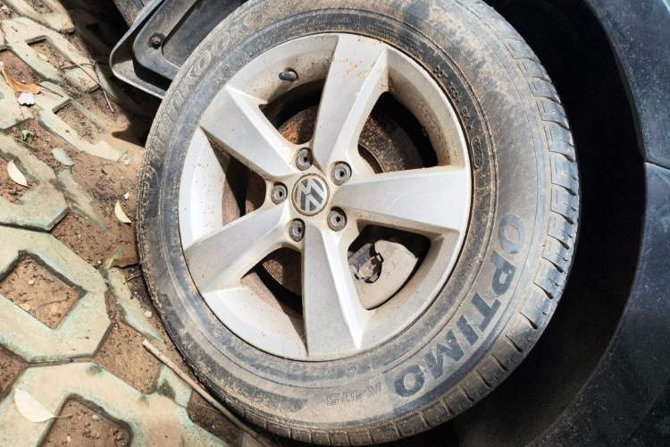 Used Volkswagen Lavida 2013 Revised Classic 1.6L Automatic Fashion Edition Right Front Wheel Hub