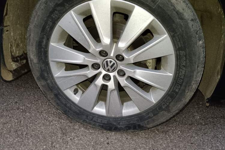 Used Volkswagen Lavida 2013 Restyled Classic 1.6L Manual Comfort Edition Right Front Wheel Hub