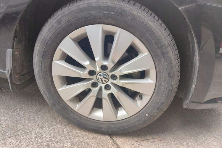 Used Volkswagen Lavida 2013 Restyled Classic 1.6L Manual Comfort Edition Right Front Wheel Hub