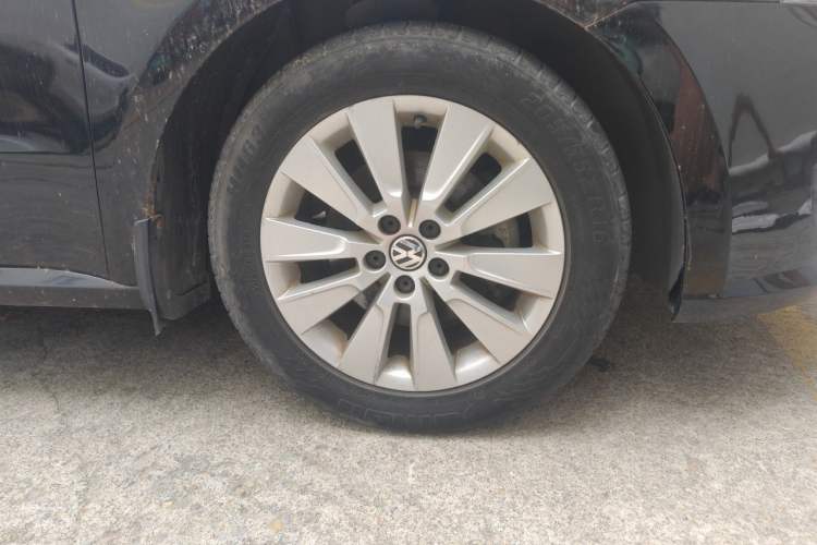 Used Volkswagen Lavida 2013 1.4TSI Manual Comfort Edition Right Front Wheel Hub