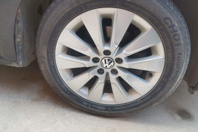 Used Volkswagen Lavida 2013 Restyled Classic 1.6L Manual Comfort Edition Right Front Wheel Hub