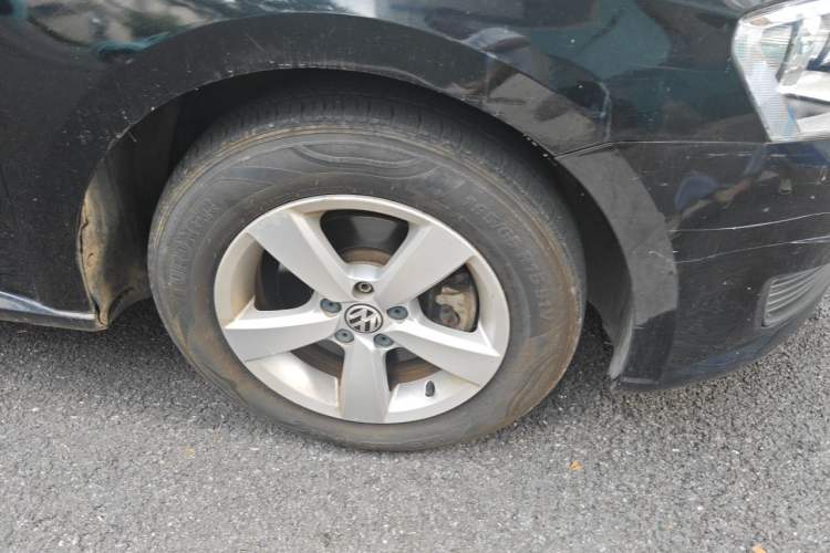 Used Volkswagen Lavida 2013 Classic 1.6L Automatic Fashion Edition Right Front Wheel Hub