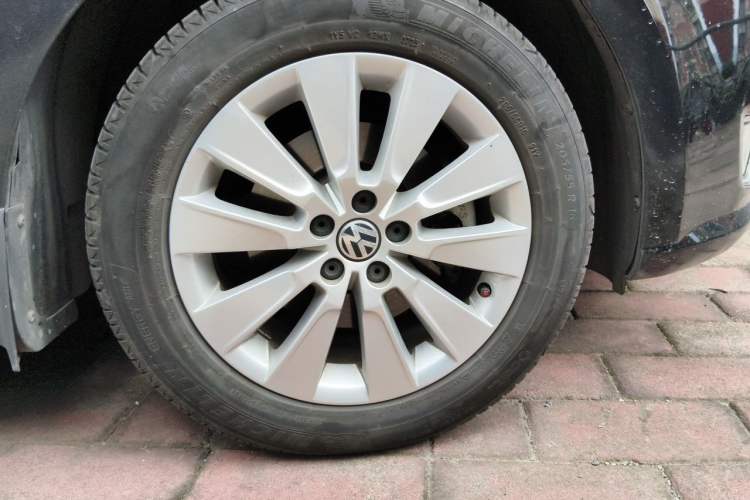 Used Volkswagen Lavida 2013 Restyled Classic 1.6L Automatic Comfort Edition Right Front Wheel Hub