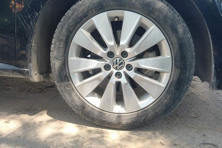 Used Volkswagen Lavida 2013 Restyled Classic 1.6L Manual Comfort Edition Right Front Wheel Hub