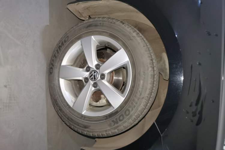 Used Volkswagen Lavida 2013 Revised Classic 1.6L Manual Fashion Edition Right Front Wheel Hub