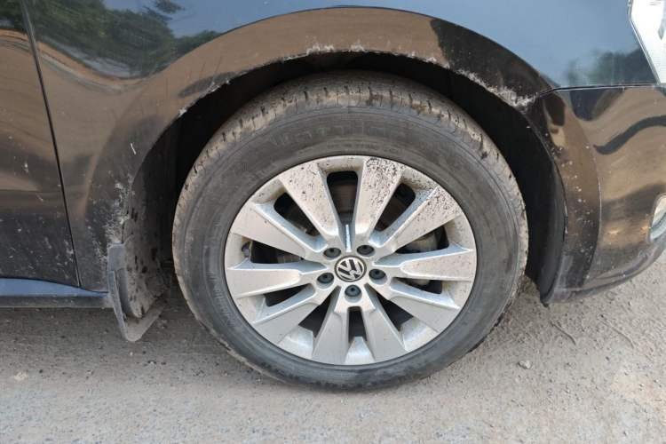 Used Volkswagen Lavida 2013 Restyled Classic 1.6L Manual Comfort Edition Right Front Wheel Hub