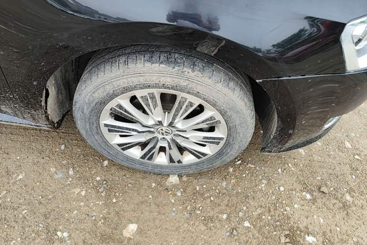 Used Volkswagen Lavida 2013 Restyled Classic 1.6L Manual Comfort Edition Right Front Wheel Hub