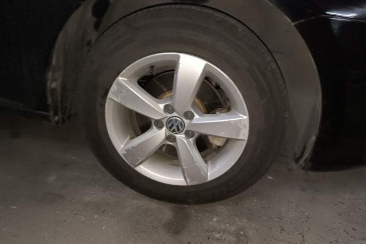 Used Volkswagen Lavida 2013 Revised Classic 1.6L Manual Fashion Edition Right Front Wheel Hub