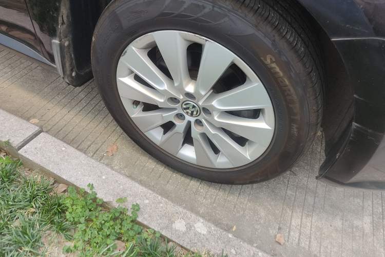 Used Volkswagen Lavida 2013 Restyled Classic 1.6L Automatic Comfort Edition Right Front Wheel Hub