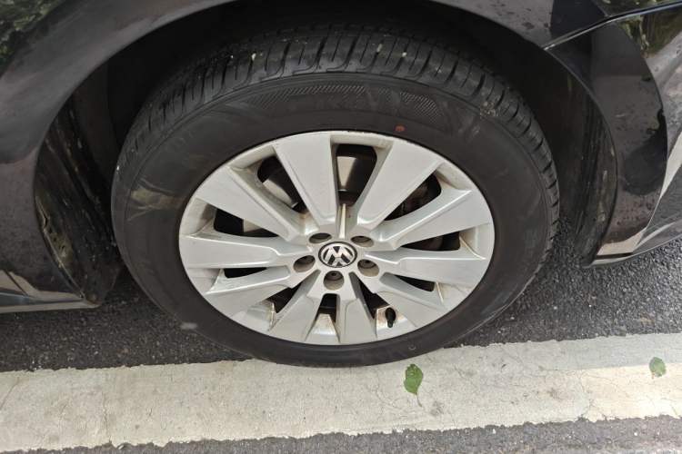 Used Volkswagen Lavida 2013 Revised Version 1.4 TSI DSG Comfort Edition Right Front Wheel Hub