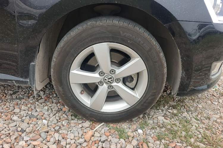 Used Volkswagen Lavida 2013 Revised Classic 1.6L Automatic Fashion Edition Right Front Wheel Hub