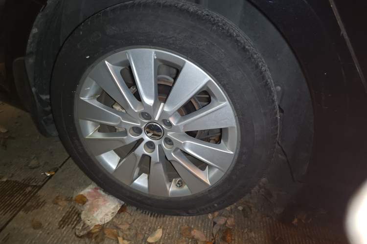 Used Volkswagen Lavida 2013 1.4TSI Manual Comfort Edition Right Front Wheel Hub