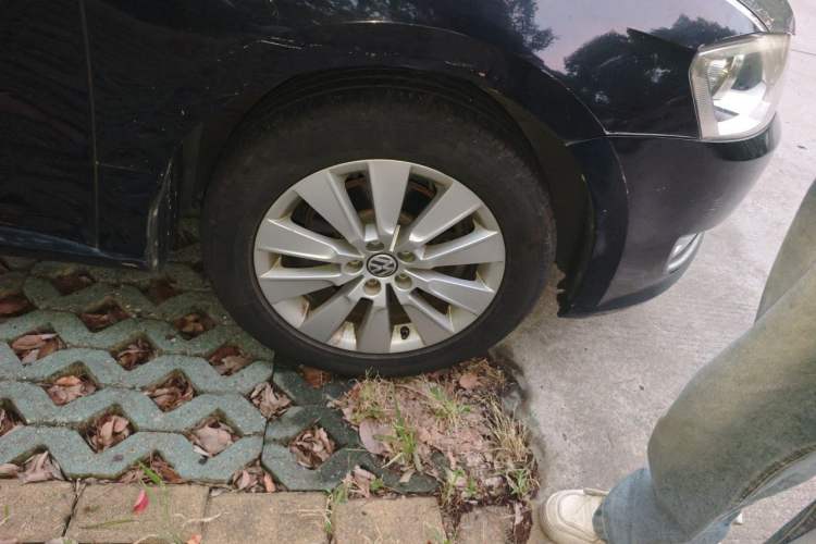 Used Volkswagen Lavida 2013 Restyled Classic 1.6L Automatic Comfort Edition Right Front Wheel Hub
