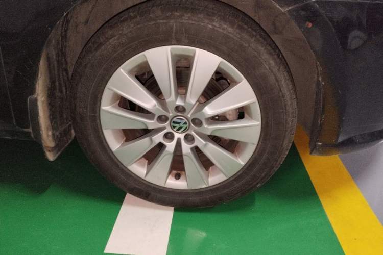 Used Volkswagen Lavida 2013 Restyled Classic 1.6L Automatic Comfort Edition Right Front Wheel Hub