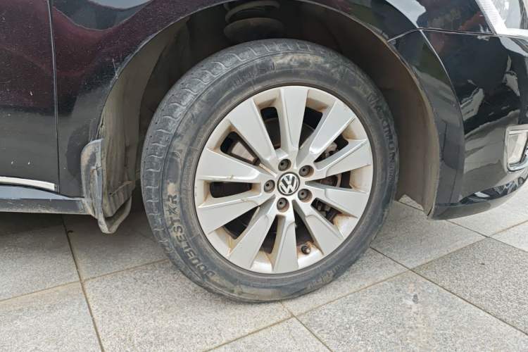 Used Volkswagen Lavida 2013 1.4TSI Manual Comfort Edition Right Front Wheel Hub