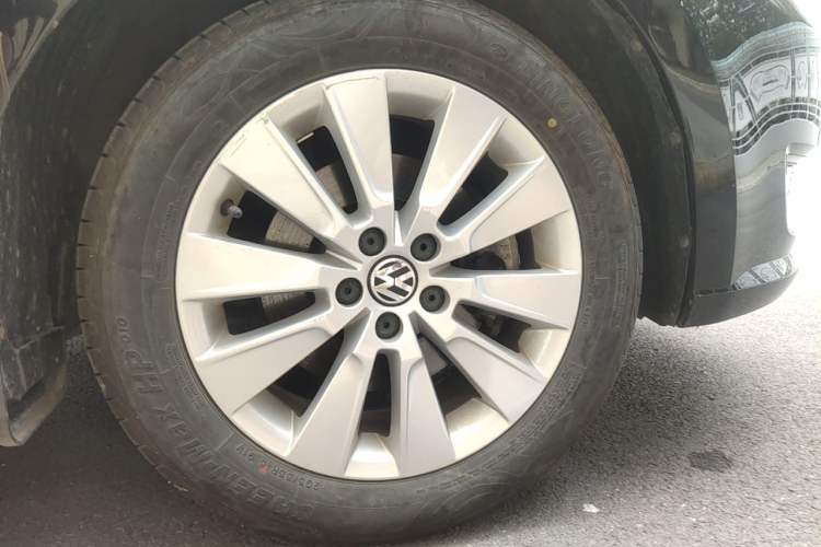 Used Volkswagen Lavida 2013 Restyled Classic 1.6L Manual Comfort Edition Right Front Wheel Hub