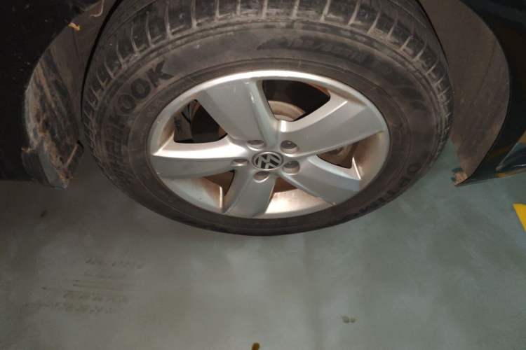 Used Volkswagen Lavida 2013 Classic 1.6L Automatic Fashion Edition Right Front Wheel Hub