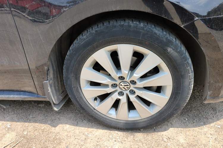 Used Volkswagen Lavida 2013 1.6L Manual Comfort Edition Right Front Wheel Hub