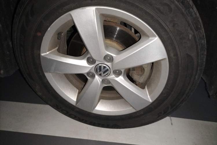 Used Volkswagen Lavida 2013 Revised Classic 1.6L Manual Fashion Edition Right Front Wheel Hub