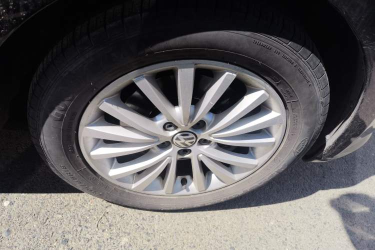 Used Volkswagen Lavida 2013 Revised Version 1.4 TSI Manual Luxury Edition Right Front Wheel Hub