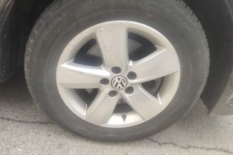 Used Volkswagen Lavida 2013 Classic 1.6L Manual Fashion Edition Right Front Wheel Hub