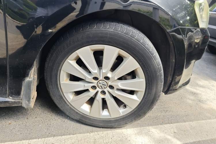 Used Volkswagen Lavida 2013 1.4TSI Manual Comfort Edition Right Front Wheel Hub